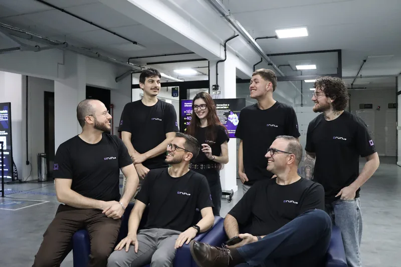 Equipe da Runus reunida no escritório